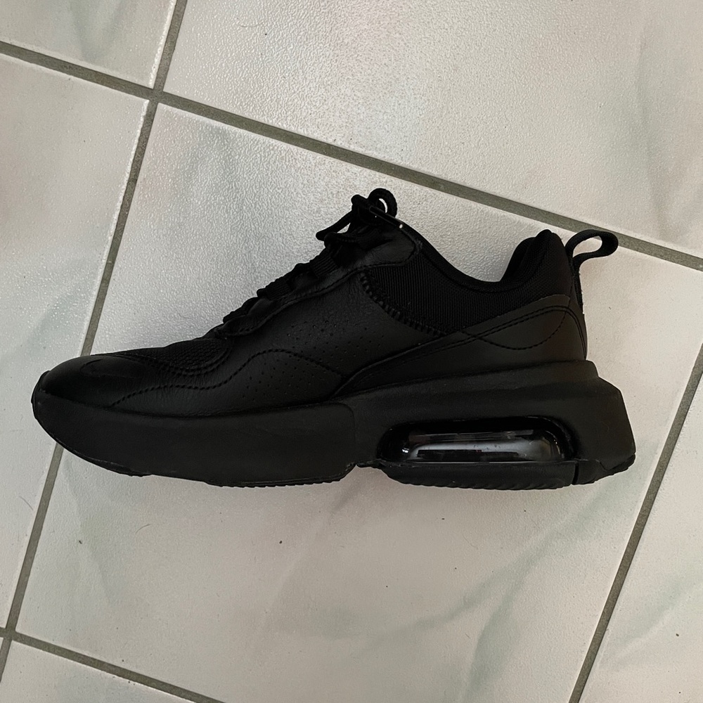 black nike airmax sneakers